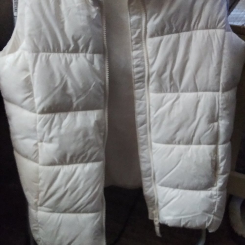 Sleeveless zip up front puffer vest